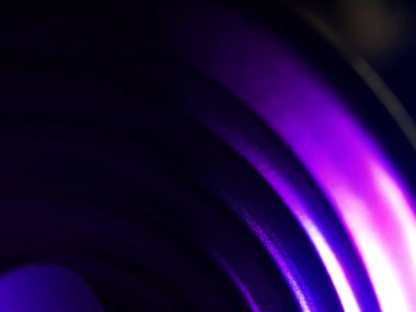 Dairesel tasarım kalıpları ve tanecikli detaylarıyla soyut ışık gradyanı.