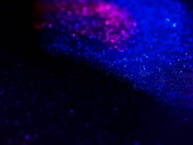 Büyüleyici mavi ve pembe bokeh arkaplan ve parlak ışıklar, bir şekilde gece gökyüzünü andırıyor.