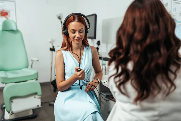 Audiologist Doing Impedance Audiometry Diagnosis Hearing Impairment Beautiful Redhead Adult — Foto Stock