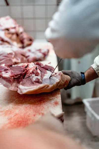 Doświadczeni Pracownicy Kroją Świeże Mięso Zakładzie Przetwórstwa Surowej Żywności Robota — Zdjęcie stockowe