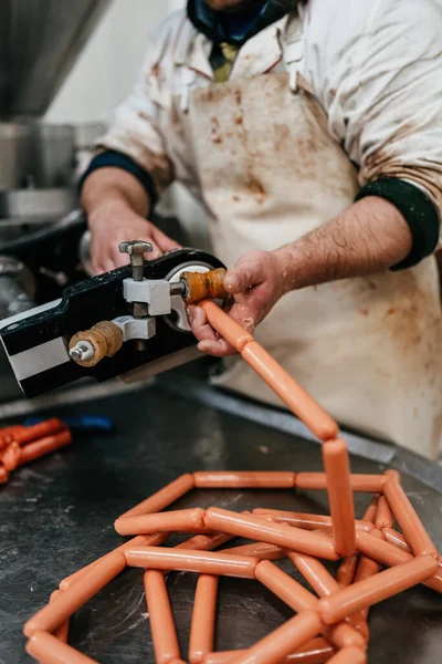 Doświadczony Pracownik Robi Wypełnia Pyszne Hot Dogi Zakładzie Przetwórstwa Świeżego — Zdjęcie stockowe