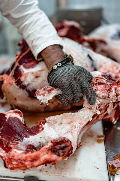 Doświadczeni Pracownicy Kroją Świeże Mięso Zakładzie Przetwórstwa Surowej Żywności Robota — Zdjęcie stockowe