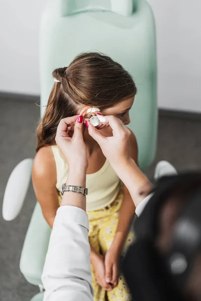 Female Audiologist Examining Girl Ear Using Otoscope Doctors Office Child — Stockfoto