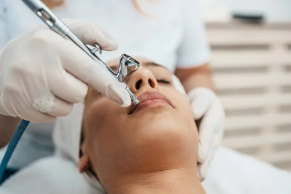 Hermosa Morena Recibiendo Oxigenoterapia Facial Salón Belleza Tratamiento Profesional Del — Foto de Stock