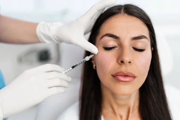 Attraktiv Kvinna Får Föryngrande Ansiktsinjektion Skönhetskliniken Den Sakkunnige Kosmetologen Fyller — Stockfoto