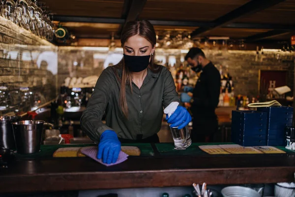 레스토랑의 웨이트리스의 코로나 바이러스 확산에 조치의 일환으로 마스크와 장갑을 — 스톡 사진