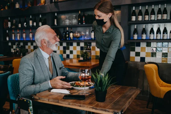 Kellnerin Bedient Und Nimmt Die Bestellung Des Leitenden Geschäftsmannes Restaurant — Stockfoto