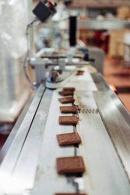 Tatlı yiyecek ve kurabiye üretimi için büyük bir fabrika hattı. Endüstriyel üretim sürecinin yakın çekim görüntüleri.