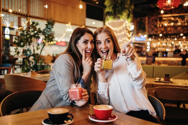 Två Bästa Vänner Sitter Kaffebar Eller Restaurang Efter Shopping Och — Stockfoto