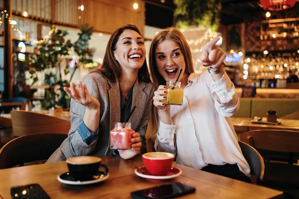 Dos Mejores Amigos Sentados Cafetería Restaurante Después Compras Conversar Felizmente —  Fotos de Stock