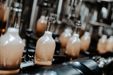 Sanayi şarabı şişeleme fabrikası teması. İçki şişeleme ve paketleme için modern sanayi üretim hattı. 