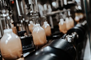 Sanayi şarabı şişeleme fabrikası teması. İçki şişeleme ve paketleme için modern sanayi üretim hattı. 