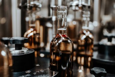 Sanayi şarabı şişeleme fabrikası teması. İçki şişeleme ve paketleme için modern sanayi üretim hattı. 