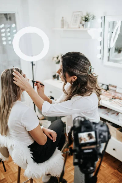 Joyeux Jeune Femme Streaming Une Beauté Maquillage Vlog Maison Atelier — Photo