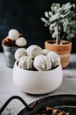 Lezzetli ev yapımı beyaz çikolatalı trüf ve badem ve fındıklı retro grunge tarzı..