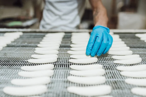 Огромная Фабрика Производству Сладких Продуктов Питания Печенья Закрыть Снимки Руки — стоковое фото