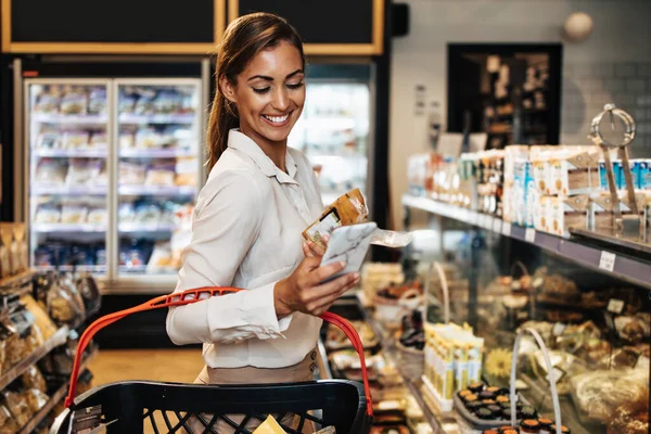 현대식 슈퍼마켓이나 식료품 점에서 건강에 식품과 음료를 아름다운 방식과 — 스톡 사진