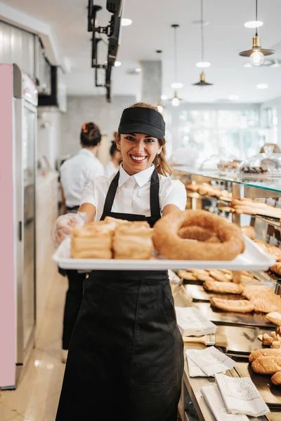 Belle Jeune Heureuse Travailleuse Travaillant Dans Une Boulangerie Moderne Restaurant — Photo