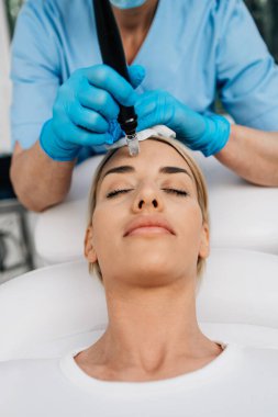 Mikro-edle mezoterapi. Güzel bir kadın mikro gençleştirme tedavisi görüyor.. 