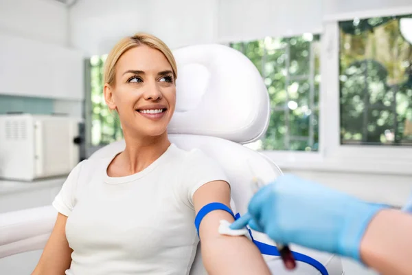 Wanita Pirang Cantik Mendapatkan Perawatan Kecantikan Dokter Mengambil Sampel Darah — Stok Foto