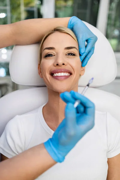 Femeia Atractivă Primește Injecție Facială Întinerire Clinica Înfrumusețare Expertul Cosmetician — Fotografie, imagine de stoc