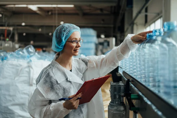 Female Worker Protective Workwear Working Medical Supplies Research Production Factory — Stock Photo, Image
