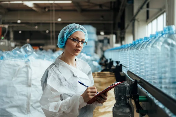 Θηλυκό Εργαζόμενο Προστατευτική Ενδυμασία Εργασίας Που Εργάζεται Εργοστάσιο Ιατρικής Προμήθειας — Φωτογραφία Αρχείου