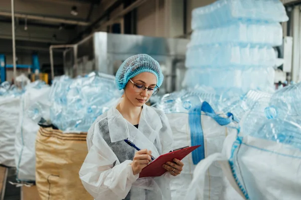 Tıbbi Malzeme Araştırma Üretim Fabrikasında Çalışan Sevkiyattan Önce Damıtılmış Kutularını — Stok fotoğraf
