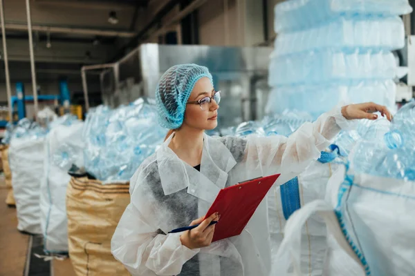 Θηλυκό Εργαζόμενο Προστατευτική Ενδυμασία Εργασίας Που Εργάζεται Εργοστάσιο Ιατρικής Προμήθειας — Φωτογραφία Αρχείου