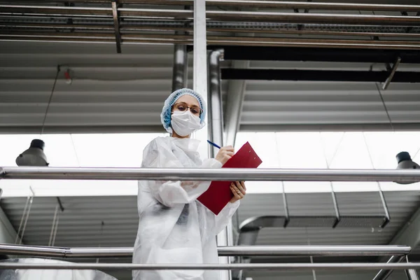 Koruyucu Kıyafetlerinde Çalışan Tıbbi Malzeme Araştırma Üretim Fabrikasında Çalışan Kadın — Stok fotoğraf