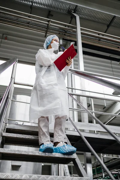 Koruyucu Kıyafetlerinde Çalışan Tıbbi Malzeme Araştırma Üretim Fabrikasında Çalışan Kadın — Stok fotoğraf