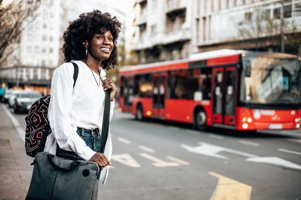 Güzel Afrikalı Genç Kız Öğrenci Turist Şehir Caddesinde Duruyor Toplu — Stok fotoğraf