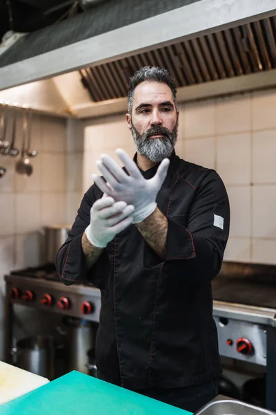 Przystojny Brodaty Profesjonalny Kucharz Pracuje Kuchni Restauracji Przygotowuje Zdrowe Pyszne — Zdjęcie stockowe