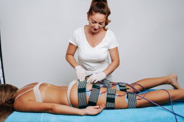 Elektrostimulasyon EMS zayıflama makinesi ile modern teknoloji tıbbi sağlık ve güzellik tedavisi.