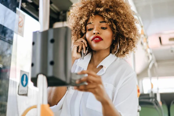 Güzel Siyah Kadın Bilet Makinesini Kullanıyor Otobüs Tramvay Için Ücretsiz — Stok fotoğraf