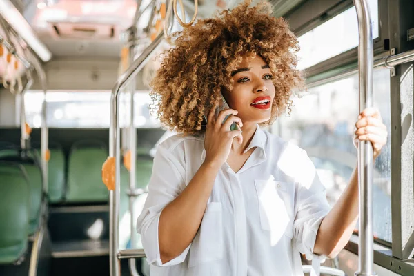 Wanita Kulit Hitam Cantik Dan Modis Berdiri Bus Kota Dia — Stok Foto