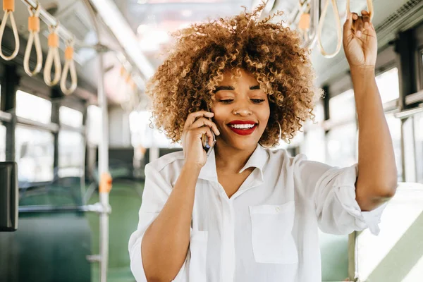 Şehir Otobüsünde Duran Güzel Şık Siyahi Kadın Mutlu Biriyle Iletişim — Stok fotoğraf