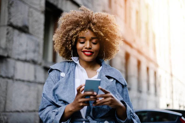 Güzel Siyahi Kadın Sokakta Yürüyor Mesajlaşmak Iletişim Kurmak Için Akıllı — Stok fotoğraf