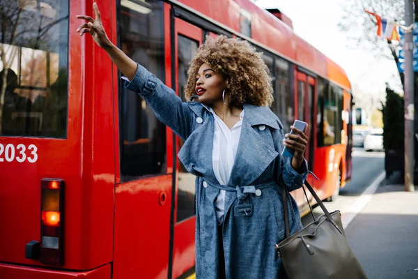Güzel Siyah Kadın Sokakta Yürüyor Iletişim Için Akıllı Telefon Kullanıyor — Stok fotoğraf