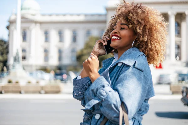 Güzel Siyah Kadın Sokakta Yürüyor Iletişim Için Akıllı Telefonu Kullanıyor — Stok fotoğraf