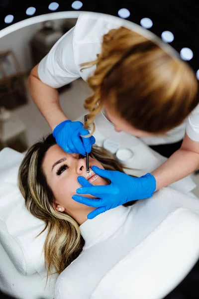 Επαγγελματική Μόνιμη Διαδικασία Μακιγιάζ Τατουάζ Χείλη Θεραπεία Μακιγιάζ Στο Σύγχρονο — Φωτογραφία Αρχείου