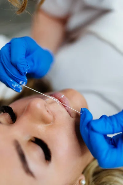 Επαγγελματική Μόνιμη Διαδικασία Μακιγιάζ Τατουάζ Χείλη Θεραπεία Μακιγιάζ Στο Σύγχρονο — Φωτογραφία Αρχείου