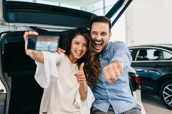 Feliz Casal Meia Idade Desfrutando Escolher Comprar Carro Novo Showroom — Fotografia de Stock