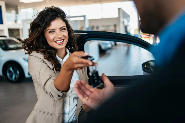 Счастливый Бизнесмен Среднего Возраста Покупает Новую Дорогую Машину Красивая Женщина — стоковое фото