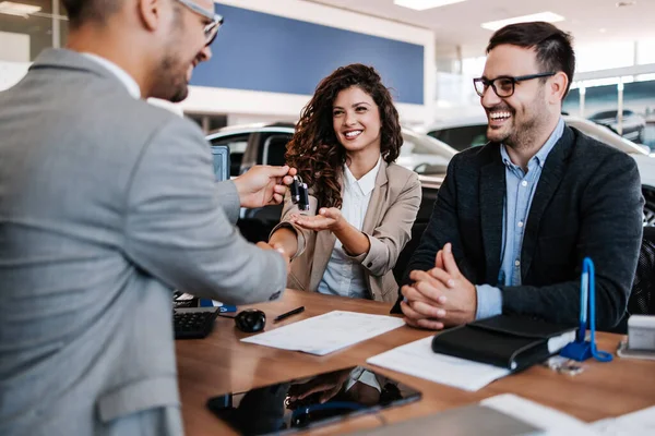 Middle Age Couple Choosing Buying Car Car Showroom Car Salesman — Stock Photo, Image