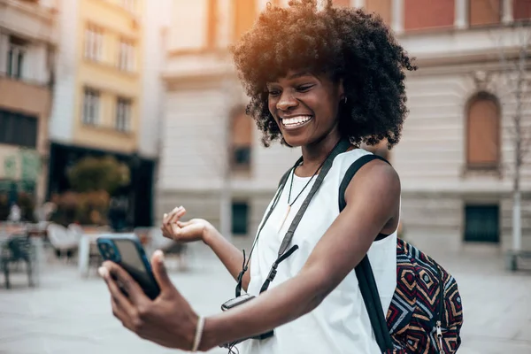 Genç Siyah Bayan Turist Güzel Bir Avrupa Şehrinin Sokaklarında Yürümekten — Stok fotoğraf