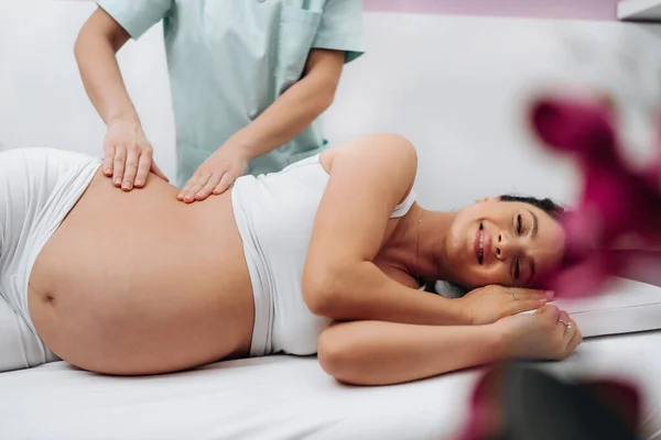 Beautiful Young Pregnant Woman Enjoying Relaxing Special Massage Treatment Maintaining — Stok Foto