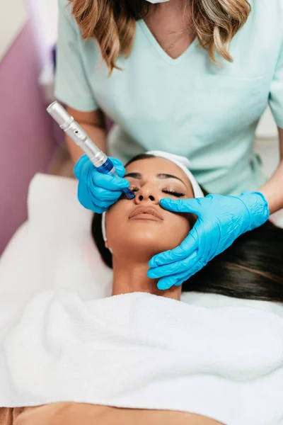 Επαγγελματική Cosmetologist Κάνοντας Ένεση Μεσοθεραπείας Dermapen Στο Πρόσωπο Για Αποτελεσματική — Φωτογραφία Αρχείου