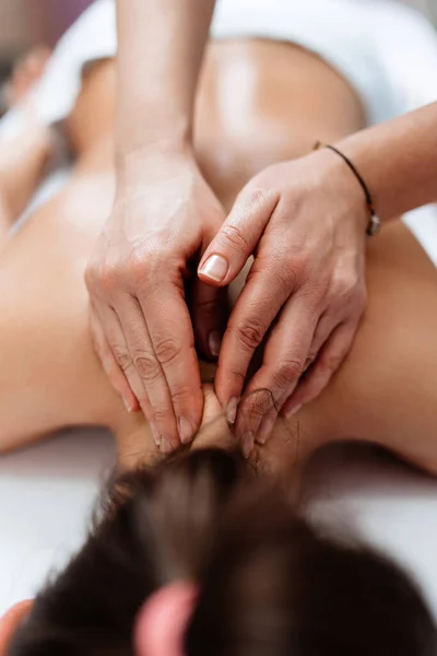Linda Jovem Morena Adulta Recebendo Tratamento Massagem Relaxamento Profissional Salão — Fotografia de Stock
