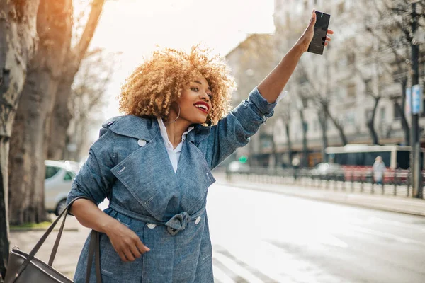 Красива Чорна Жінка Йде Вулиці Використовує Смартфон Спілкування Виклику Таксі — стокове фото